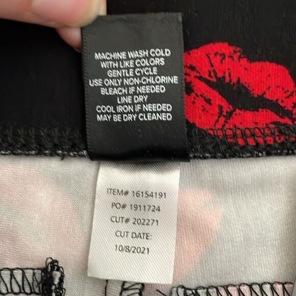 NWT Torrid Pixie Pants M/L Women’s 10 (00R) Lipstick Kisses High Rise Pull-On - Picture 8 of 10
